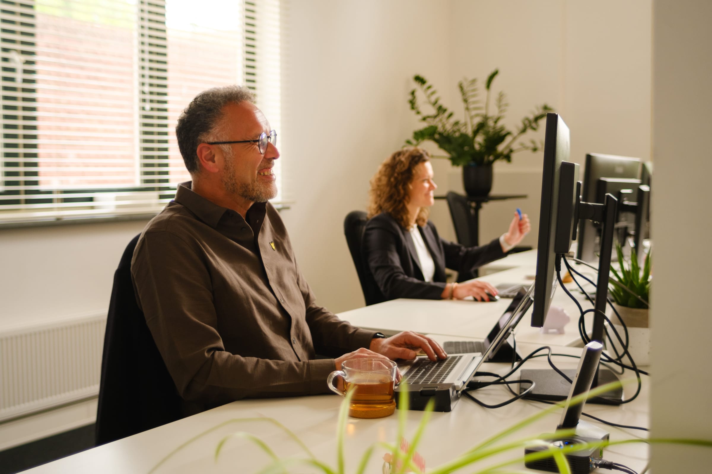 Een collega van Lead Innovation aan het werk in Rotterdam